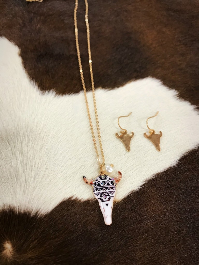 ” Aztec ” Print Bull Skull Necklace Set