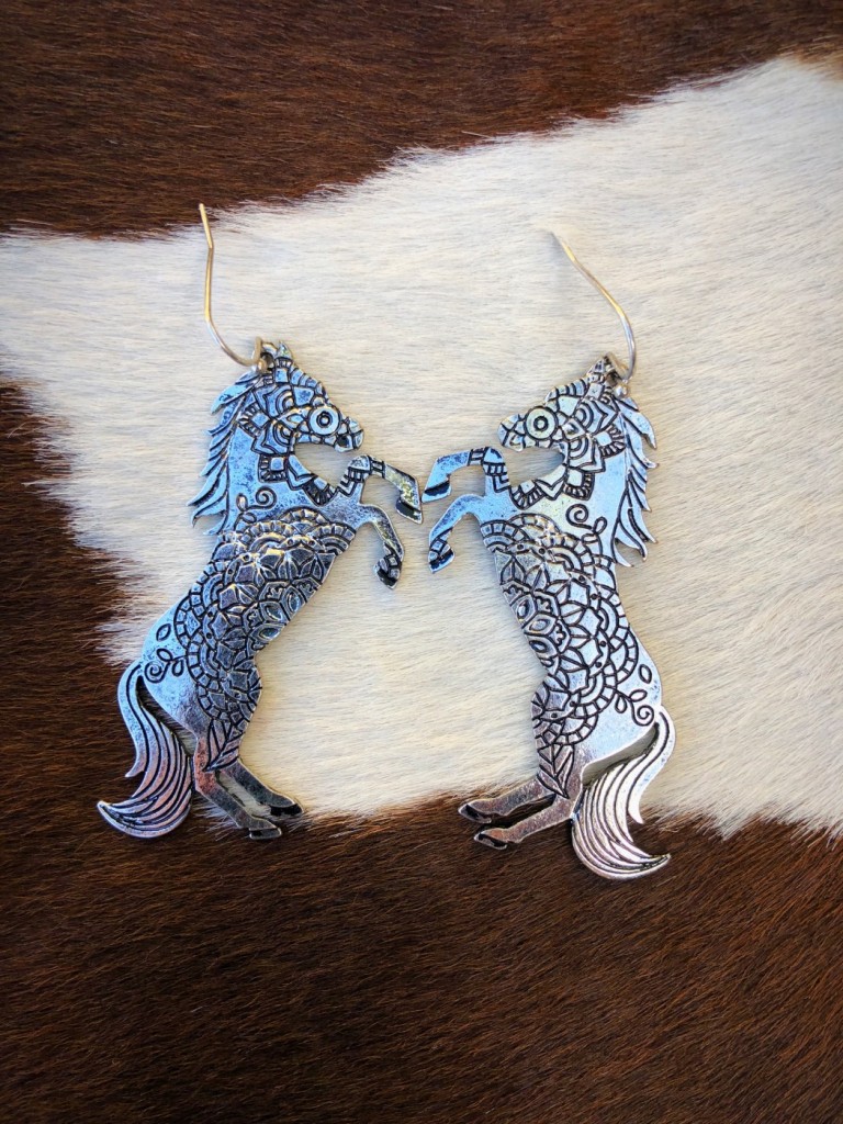 ” Reparo ” Embossed Horse Earrings ( Silver )